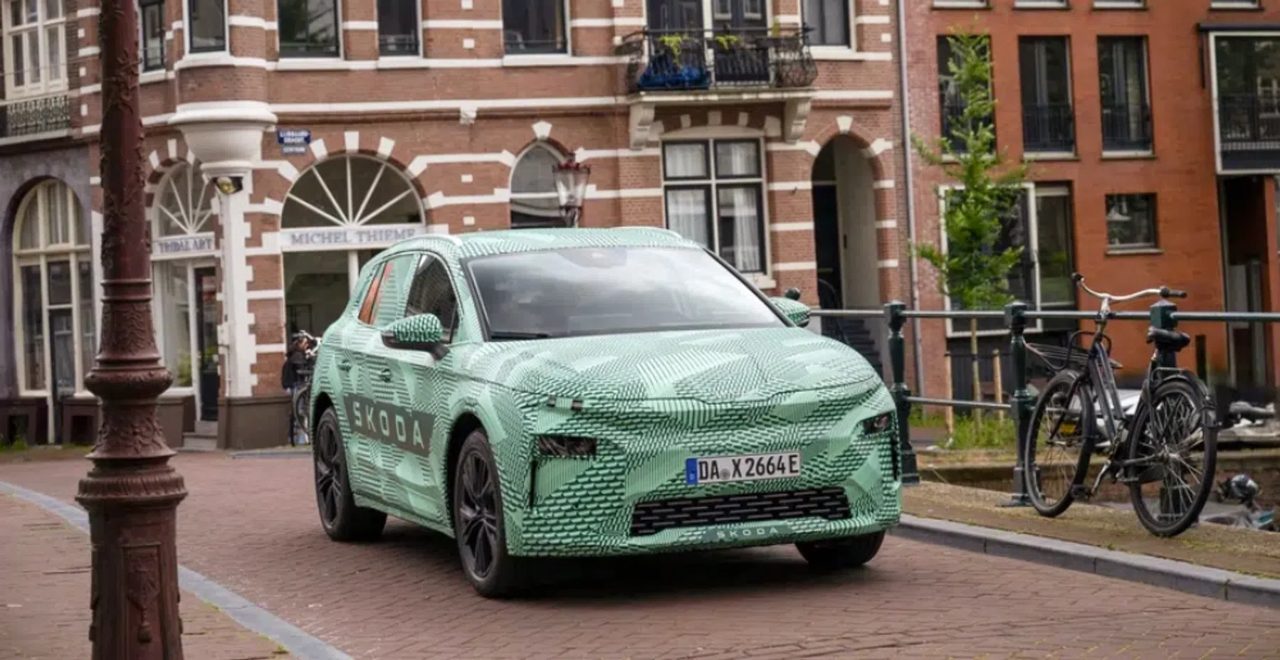 Skoda toont eerste foto van elektrische Elroq, in camouflage