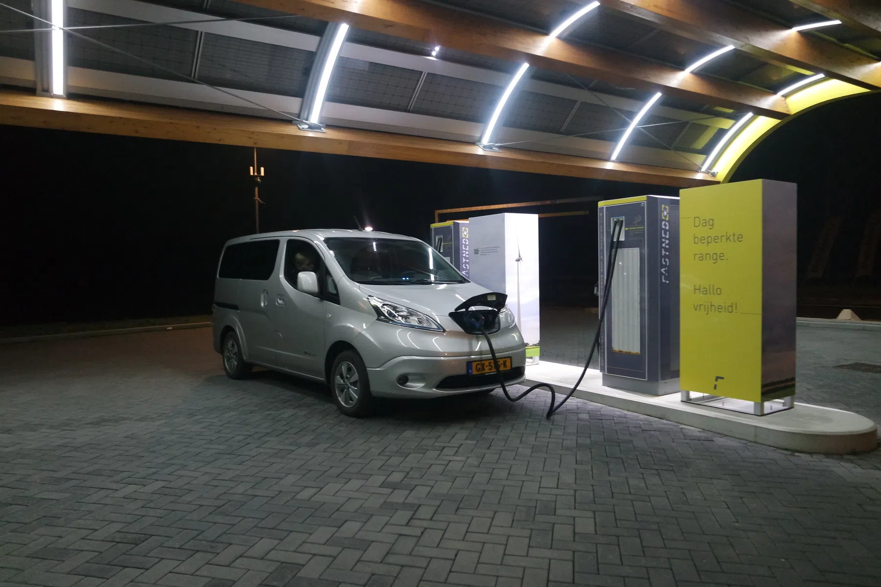 Fastned gaat hard en opent grootste snellaadstation