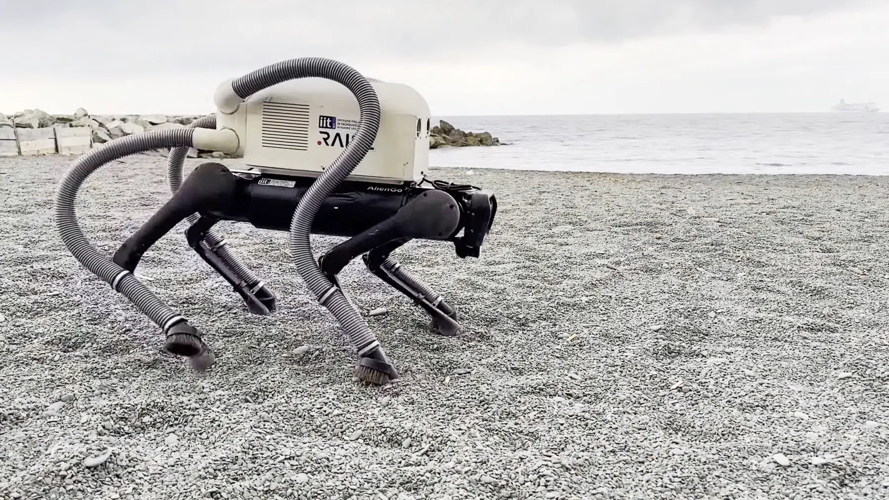 Deze robot verlost het strand van de vieze peuken