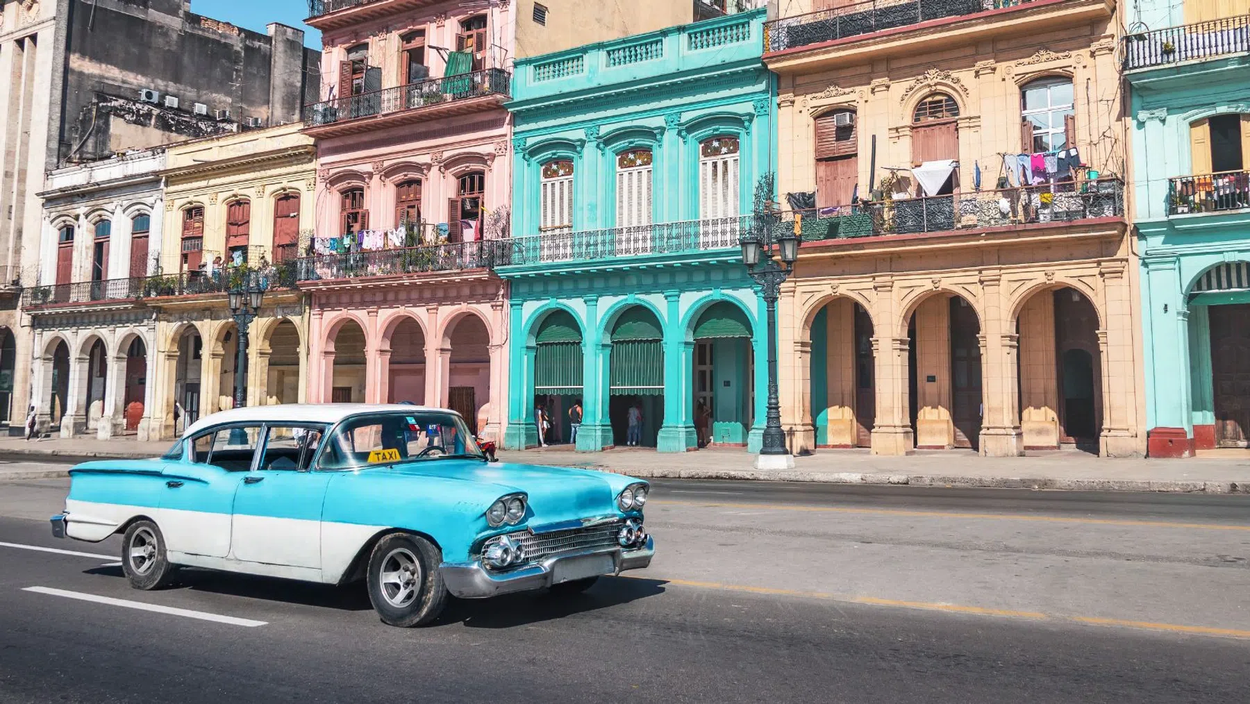  E-bikes zo populair op Cuba dat de wegen worden aangepast