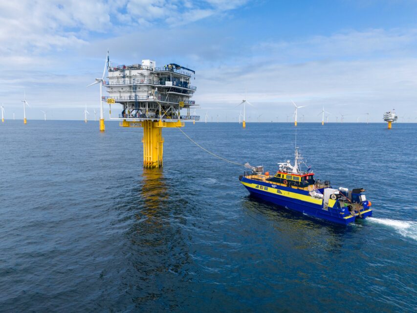 Deze 'laadpaal' in de Noordzee laadt elektrische schepen op