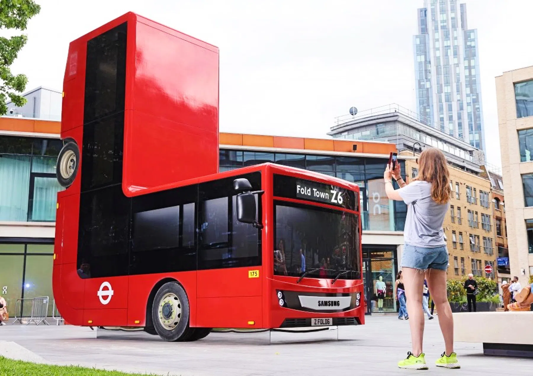 Samsung stunt met een 'opgevouwen' bus