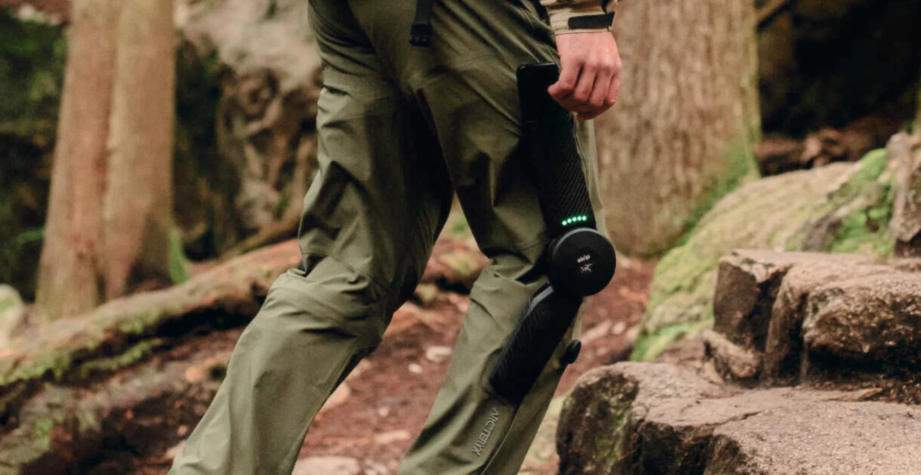 Arc'teryx e-broek met gemotoriseerde braces voor wandelen en klimmen