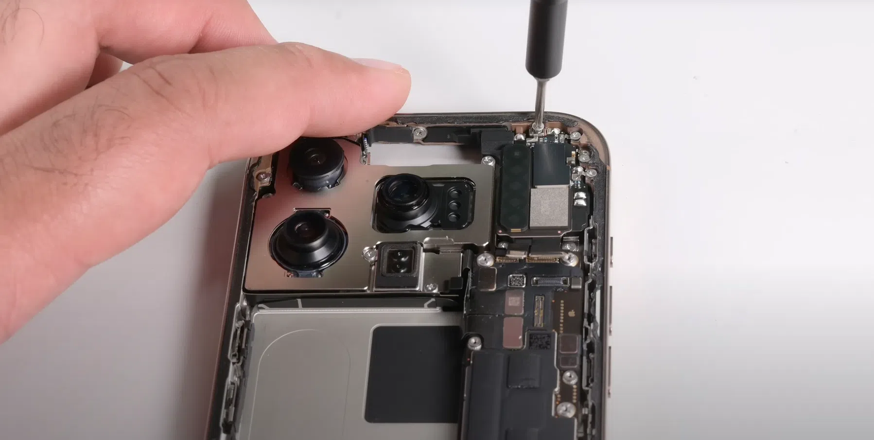 iFixit haalt iPhone 16 Pro uit elkaar: veel beter repareerbaar