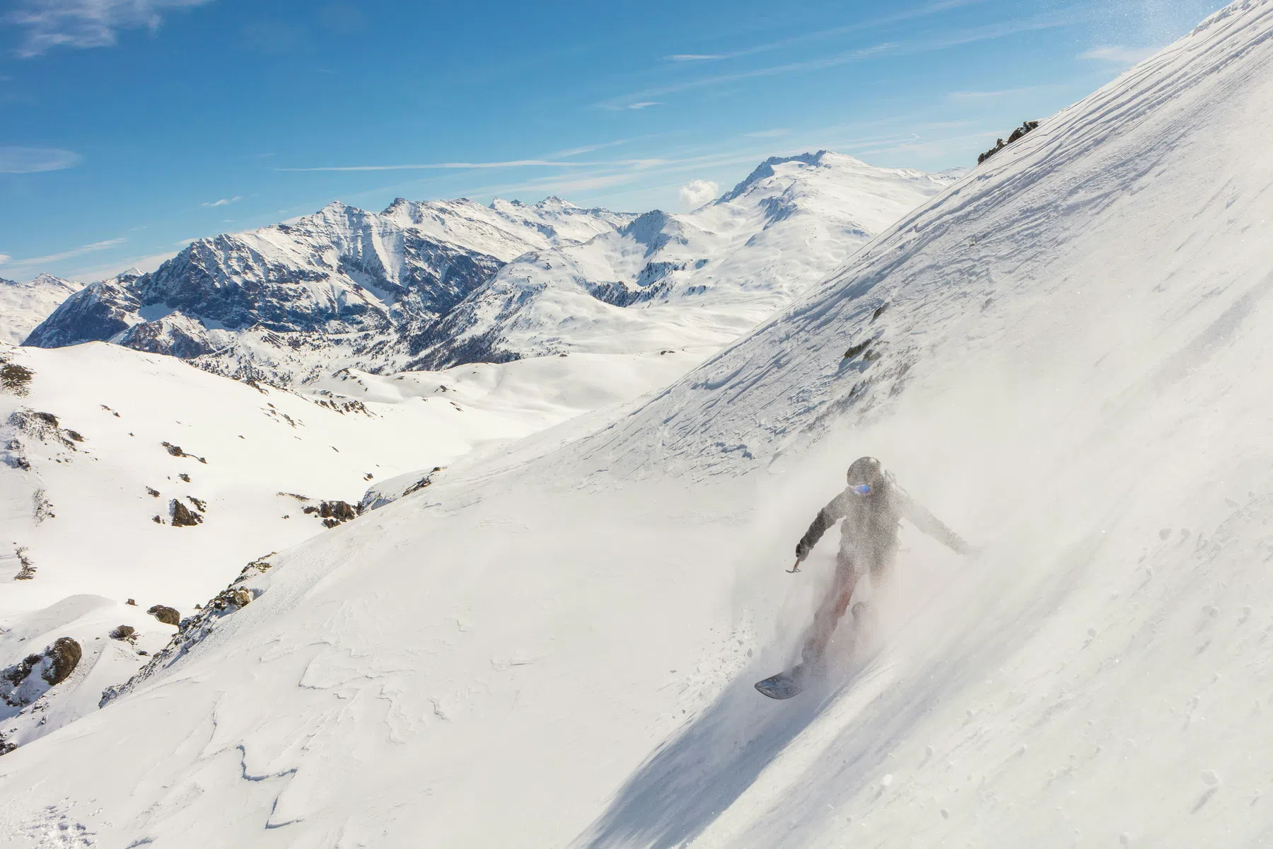 Deze tas is een airbag voor snowboarders en skiërs