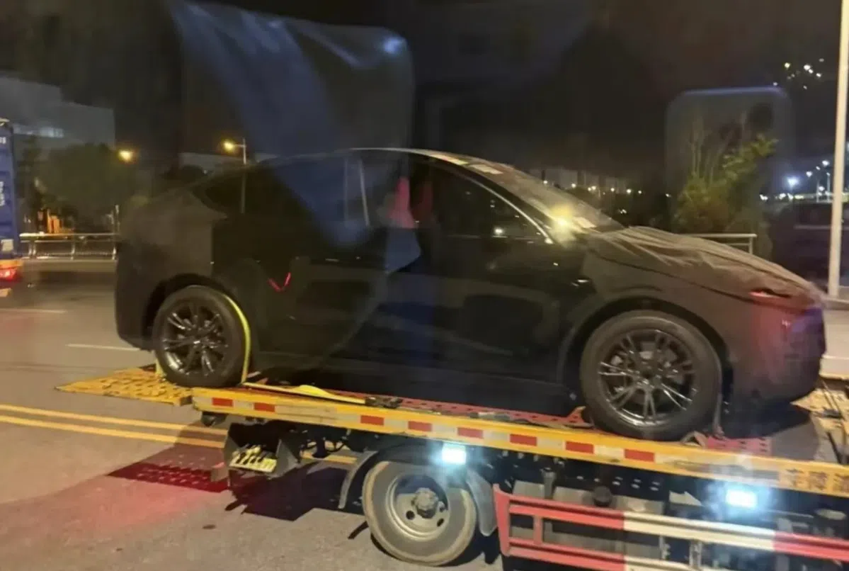 Una nuova versione della Tesla Model Y è stata avvistata per strada: le cose sono cambiate