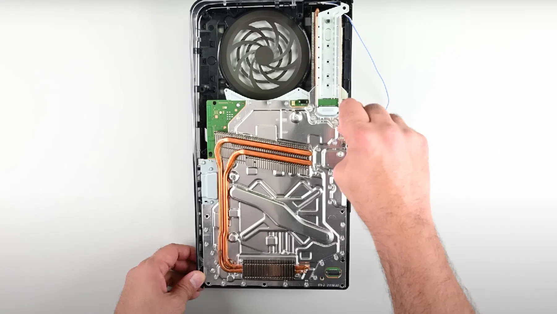 iFixit stript PS5 Pro: dit is de binnenkant