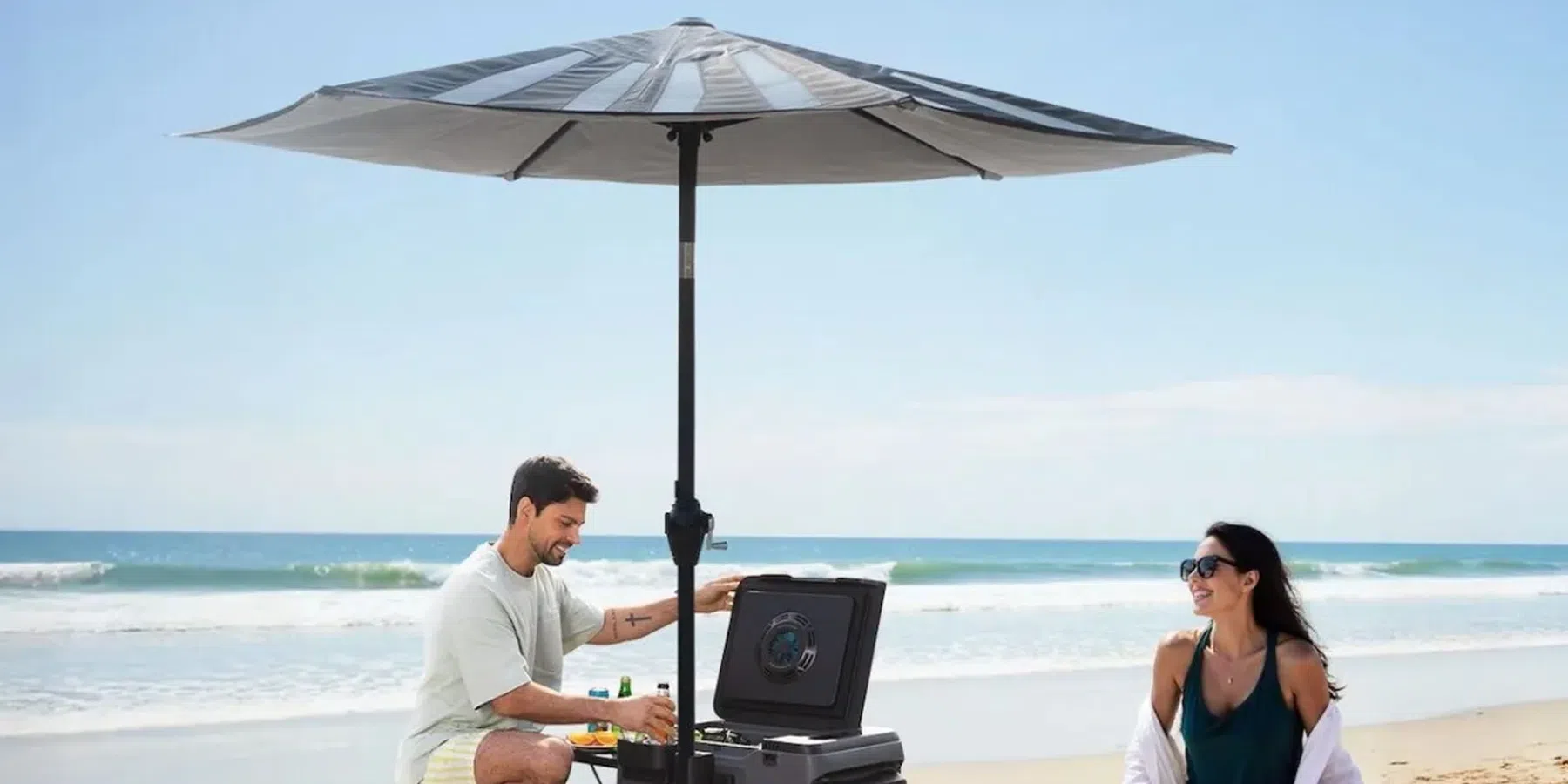 Met deze parasol van Anker kun je op het strand je smartphone opladen