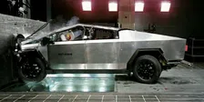 Thumbnail for article: Wat gebeurt er als je een Tesla Cybertruck tegen een betonnen muur klapt?