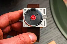 Thumbnail for article: Een legendarische platenspeler als horloge? Zo ziet dat eruit