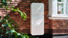Thumbnail for article: Minister: thuisbatterij-keurmerk moet zorgen dat stroomnet niet onbedoeld extra belast wordt