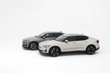 Thumbnail for article: Polestar 2 flink vernieuwd – lijkt haast een nieuwe auto, nu ook in woestijnkleur