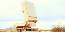 Thumbnail for article: Dit microgolfwapen schakelt meerdere drones en boten tegelijk uit