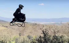 Thumbnail for article: Deze vliegende fiets lijkt iets uit Star Wars, maar bestaat echt