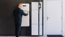 Thumbnail for article: Mensen met zonnepanelen willen vooral thuisbatterij vanwege hoge terugleverkosten