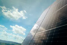 Doorbraak in zonnepanelen: nieuwe ultra-dunne panelen tot 1000 keer efficiënter