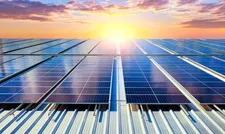 Thumbnail for article: Dit nieuwe materiaal kan de levensduur van zonnepanelen verdrievoudigen