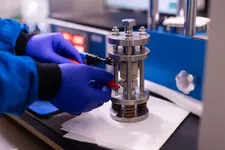 Thumbnail for article: Veilige solid state-batterij dichterbij dankzij onverwachte vondst wetenschappers