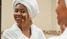 Thumbnail for article: Skincare-video's voor tieners op sociale media doen meer kwaad dan goed