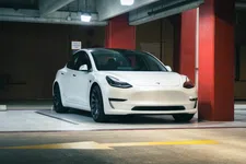 Thumbnail for article: Tesla verliest twee topmannen, onder andere een vertrouweling van Elon Musk