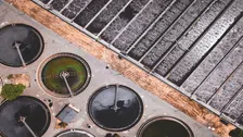 Microsoft pompt menselijke uitwerpselen onder de grond om AI-uitstoot te compenseren