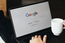 Thumbnail for article: Studie bevestigt: mensen klinken minder vaak op linkjes door AI-samenvattingen