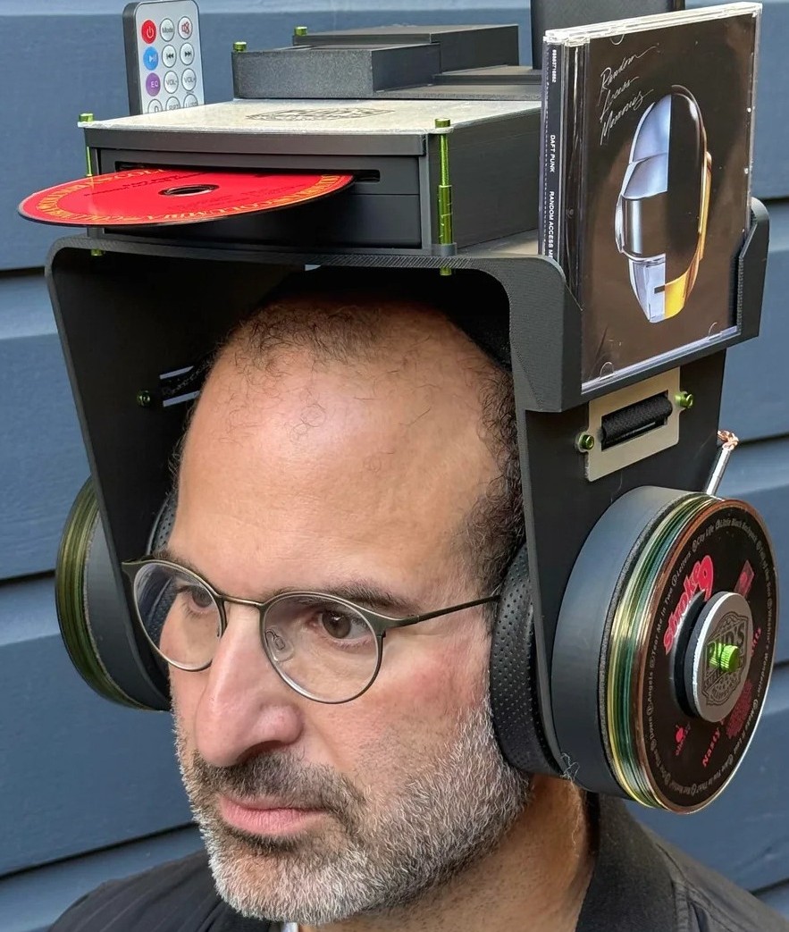 Een volledige cd-speler op je hoofd? Deze koptelefoon gaat er gewoon voor