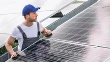 Thumbnail for article: Wie zonnepanelen heeft is nog blij – wie ze niet heeft, wil ze steeds minder