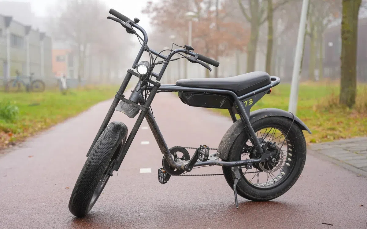 Politie achtervolgt fatbike met hoge snelheid