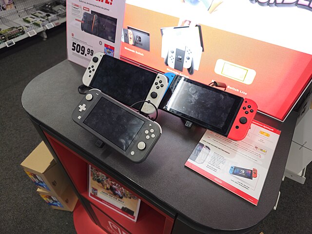 PantheraLeo1359531, Wikimedia Commons