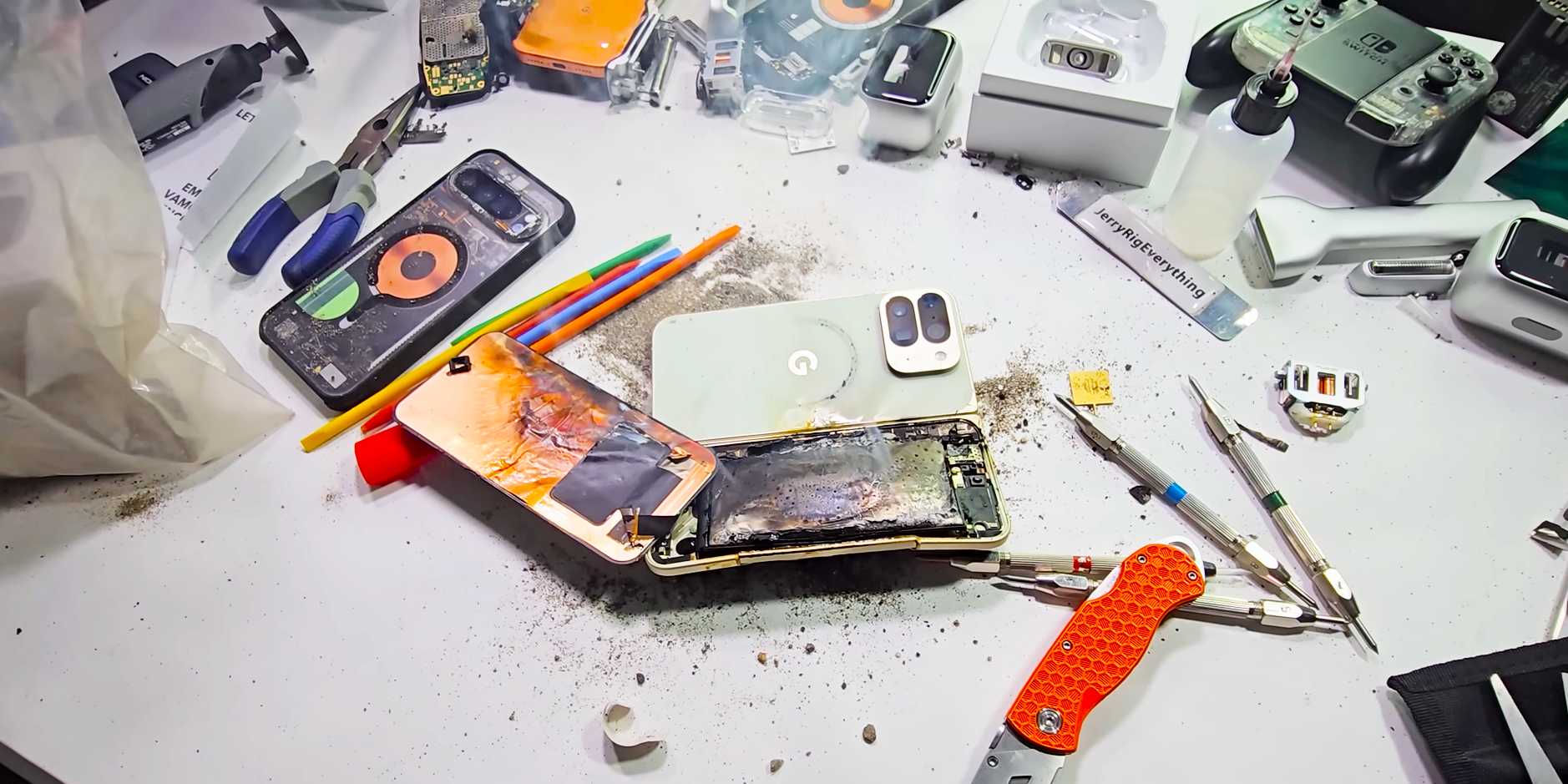 © JerryRigEverything