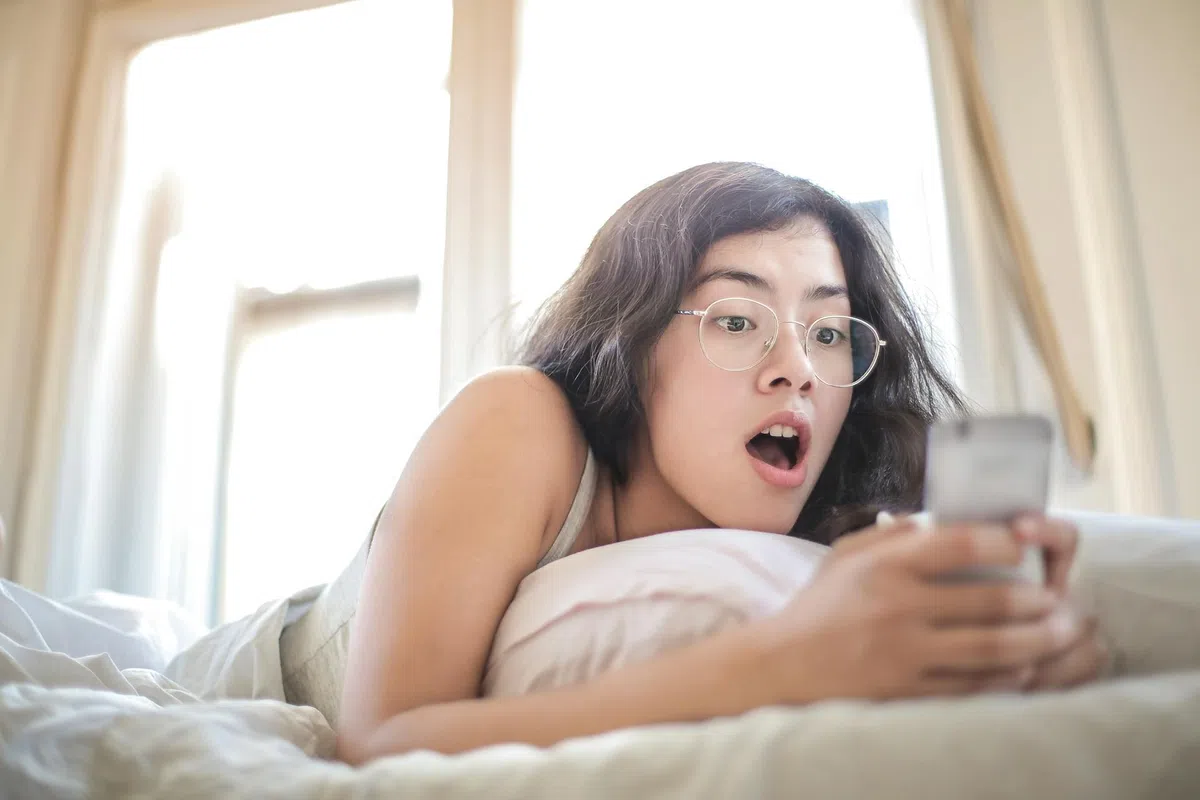 YouTube が思わせぶりなサムネイルを使った動画をプッシュして波紋を呼んでいる