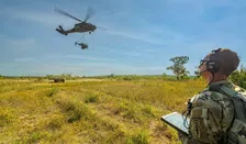 Thumbnail for article: Amerikaanse soldaat bestuurt Black Hawk-helikopter alsof het een enorme drone is