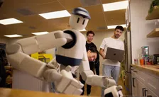 Thumbnail for article: Deze robot heeft talloze huishoudtaken geleerd van echte mensen in echte huizen