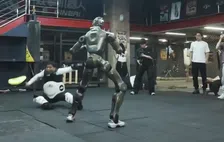 Thumbnail for article: Bizarre beelden: Humanoïde robot schopt zijn eigen maker in elkaar