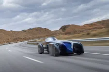 Thumbnail for article: Renault haalt 1.000 kilometer uit een standaard accu: tijd om ‘tanks’ te dumpen?