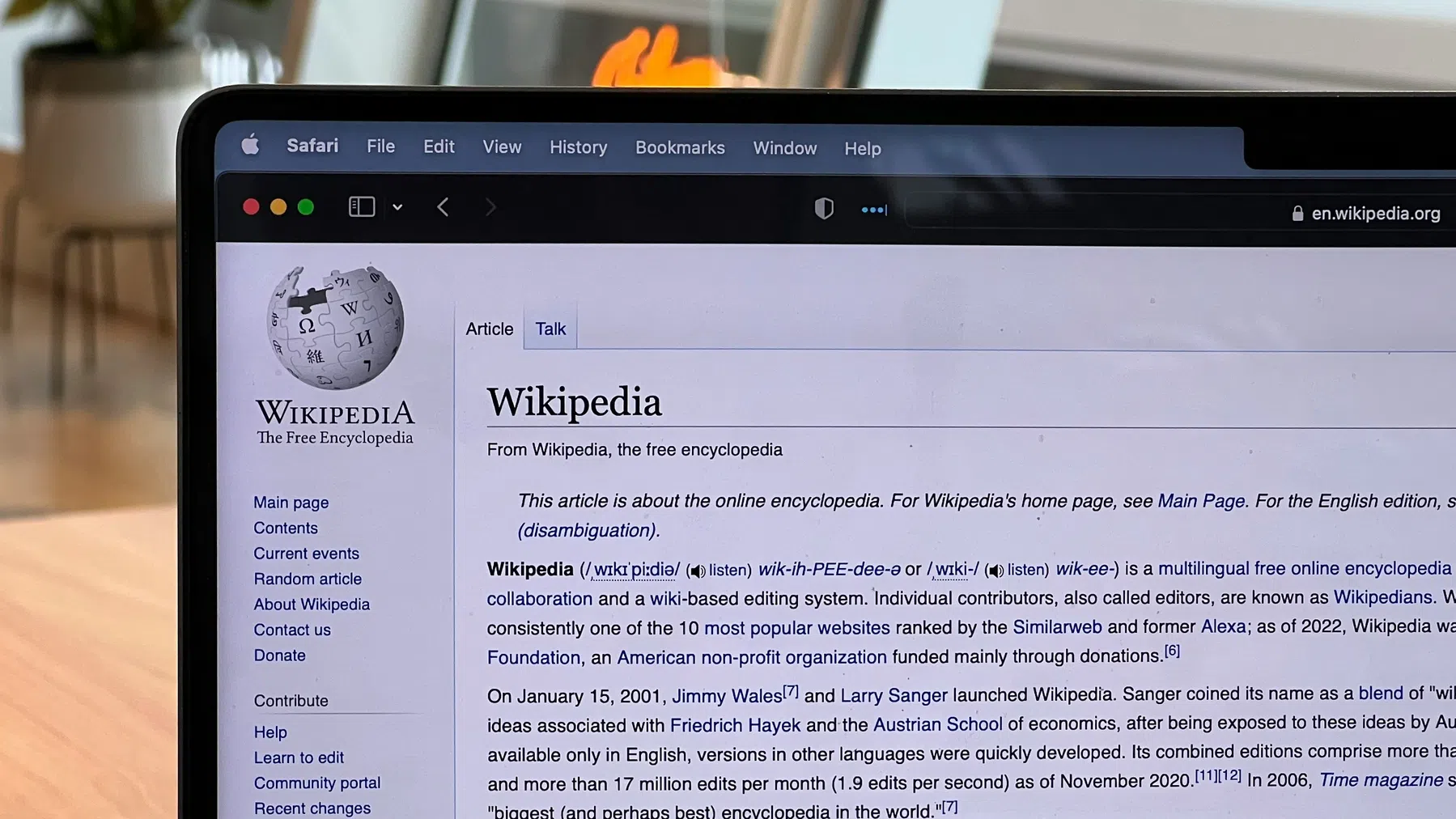 Wikipedia redt zichzelf van AI door in zee te gaan met… AI