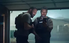 Thumbnail for article: Netflix legt plot 4 keer in een film uit omdat mensen op hun smartphone zitten