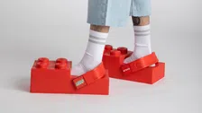 Thumbnail for article: Vierkante voeten? Deze samenwerking tussen Crocs en LEGO regelt het