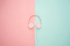 Thumbnail for article: Koptelefoons en oortjes blijken een cocktail aan schadelijke stoffen te bevatten