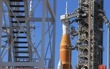 Thumbnail for article: Toch geen maanmissie in maart: Artemis II-lancering is onverwachts uitgesteld