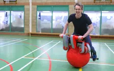 Thumbnail for article: Zien: Deze rode bal om op te rijden is stiekem een e-bike