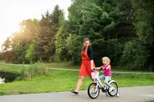 Thumbnail for article: Te weinig beweging: ‘Verbied de e-bike voor kinderen’
