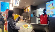 Thumbnail for article: In China wordt je Big Mac al geserveerd door een robot