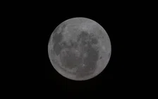 Thumbnail for article: Het eerste maanplaatje vanuit Orion toont iets wat we nooit zagen