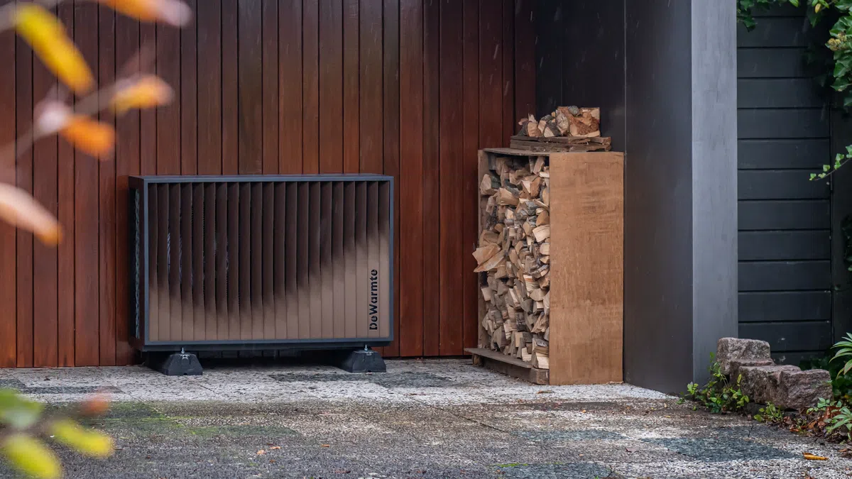 Smartly controlled heat pump eases power grid