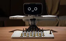 Thumbnail for article: Via deze kleine robot kun je beter worden in schaken