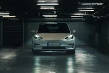 Thumbnail for article: Tesla roept bijna 15.000 Model Y’s terug vanwege een stickertje