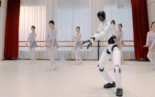 Thumbnail for article: Deze robot heet Walker C1, maar ballet mee met echte ballerina’s