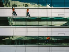 Thumbnail for article: Glazenwassers lappen hoge gebouwen nu met drones 